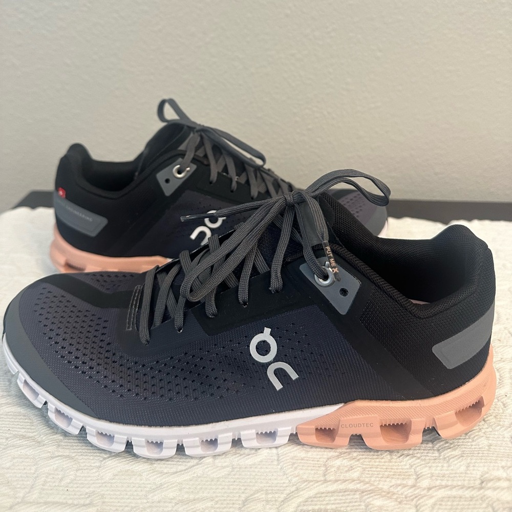 ON Cloudflow Women’s Black Running Athletic Shoes Sneakers Size 8 Like New